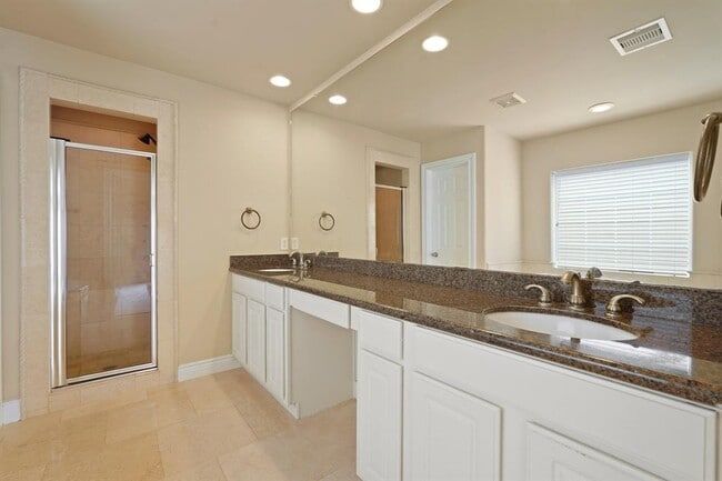 Building Photo - 2615 Cheshire Oaks Dr