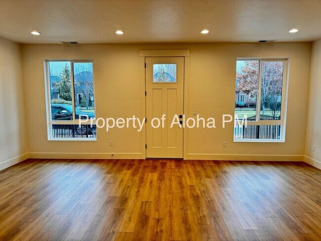 Building Photo - 366 E Presidio Ln