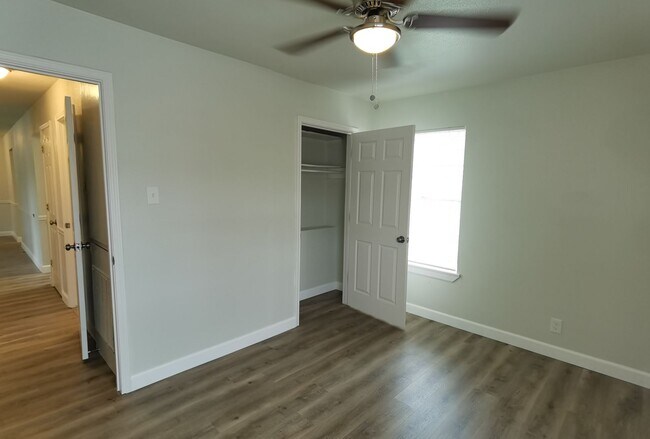 Building Photo - 4 Bedroom 2 bath in Valley High