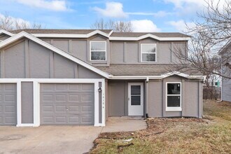 Building Photo - 3 Bedroom duplex in Olathe!