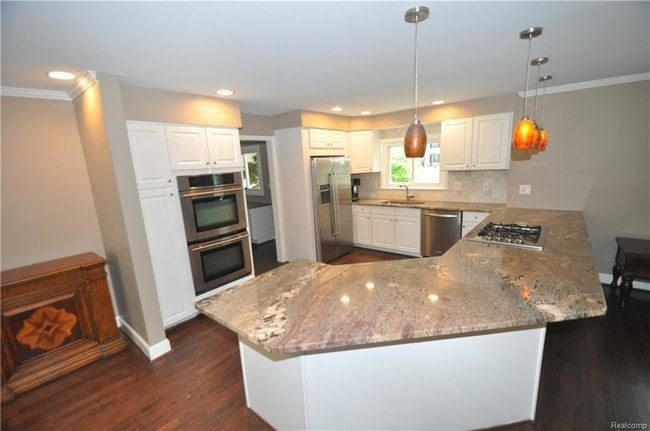 Building Photo - 1019 Chesterfield Ave