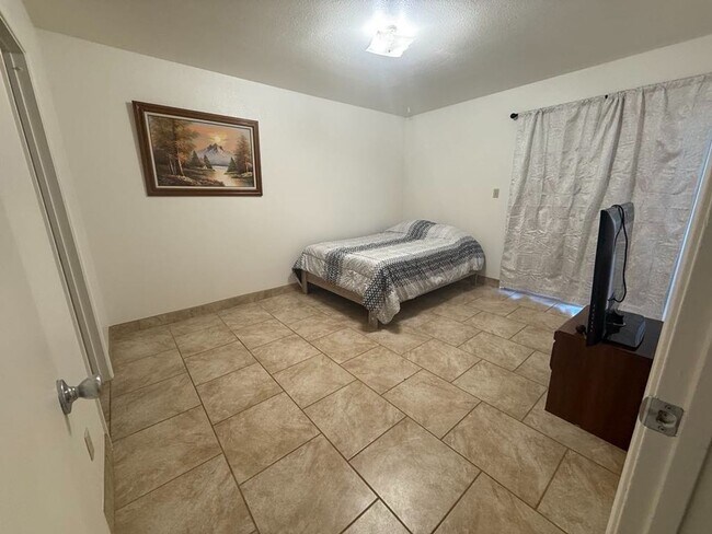 Building Photo - Cozy and convenient 2 bedroom home