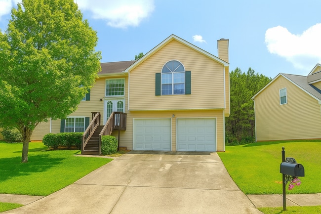 Building Photo - Great In-Law Suite Property - Master on Up...