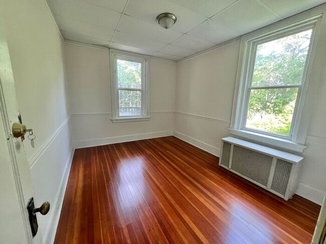 Building Photo - Charming 3 Bed unit on Tree-Lined Bishop S...