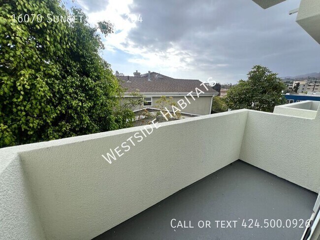 Building Photo - 16070 W Sunset Blvd