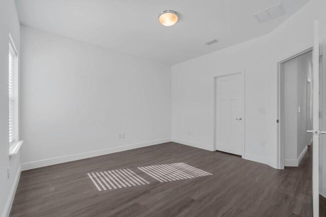 Building Photo - 529 Hill Ln