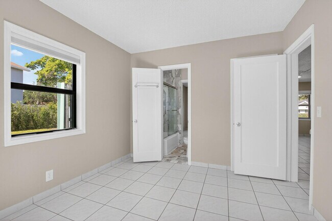 Building Photo - 3940 NW 5th Ave