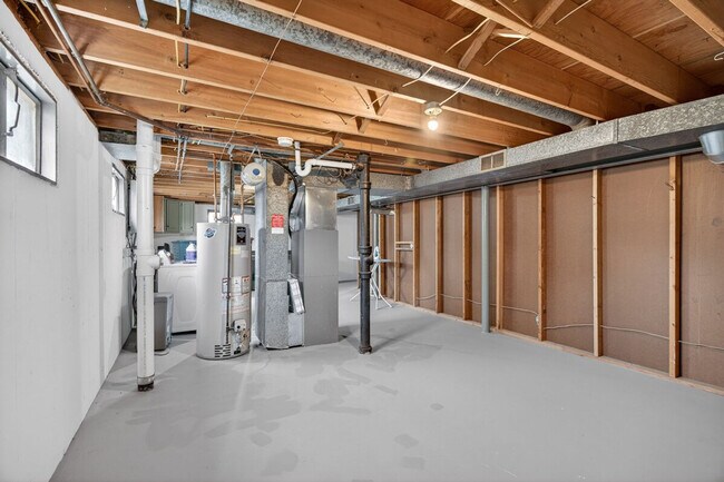 Building Photo - 1545 Reale Ave