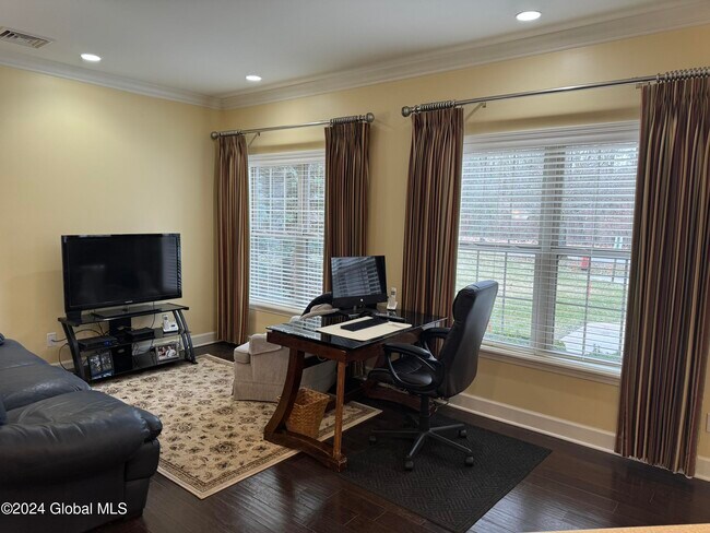 Building Photo - 10 Lancaster Pl