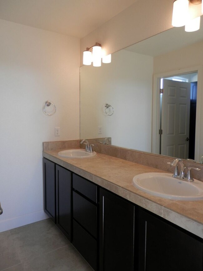 Building Photo - Fabulous home in a gated community with over 1500 sq ft, open floor plan, 3 bed, 2.5 bath