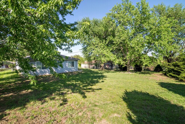 Building Photo - Close to Ft. Riley!!