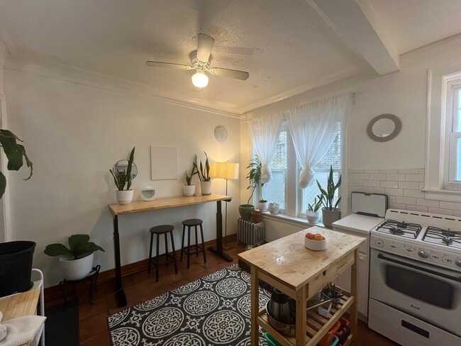 Building Photo - 1453 W Elmdale Ave