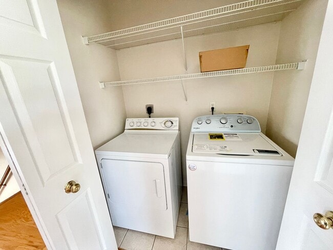 Building Photo - Beautiful Condo on the Water - 3 Bed - 3.5 Bath