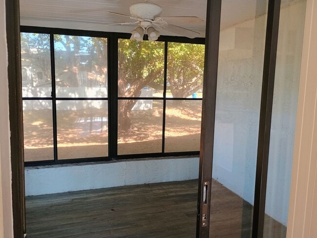 Building Photo - 2 bedroom 2 bathroom home with a screened in porch