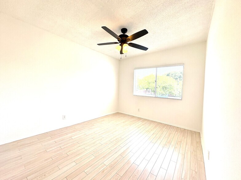 Building Photo - 203 E 53rd St