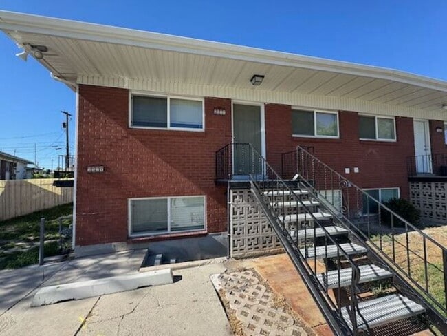 Building Photo - 2596 Robin Rd