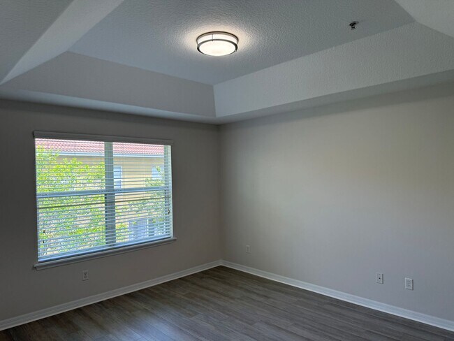 Building Photo - Come and Experience This Townhouse