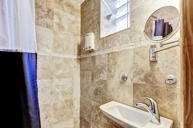 Building Photo - 314 6th St