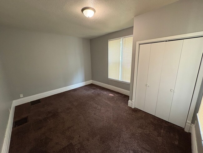 Building Photo - Charming 5-Bed Home Near Campus with Updat...