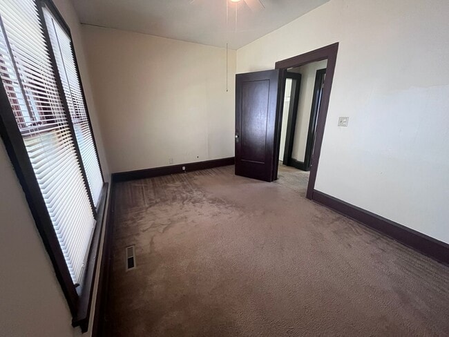 Building Photo - 304 S Rutan St