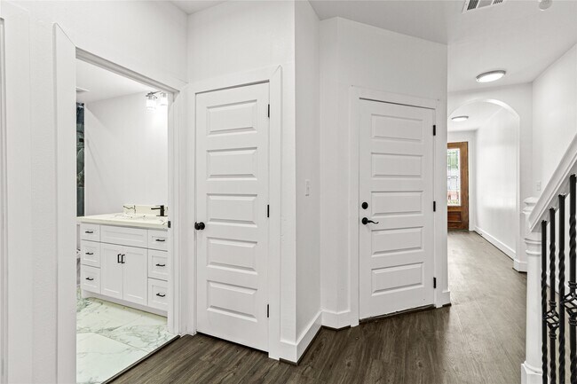 Building Photo - 2204 Hoskins Dr