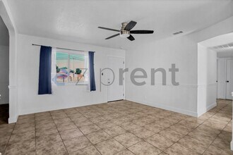Building Photo - Unit