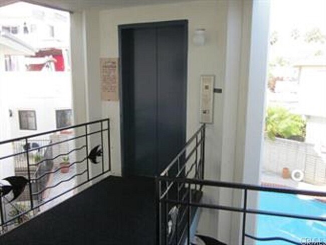 Building Photo - 419 Monterey Ln