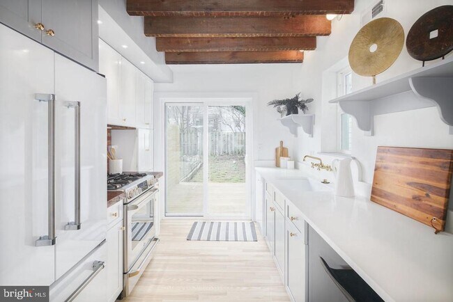 Building Photo - 320 Iona Ave