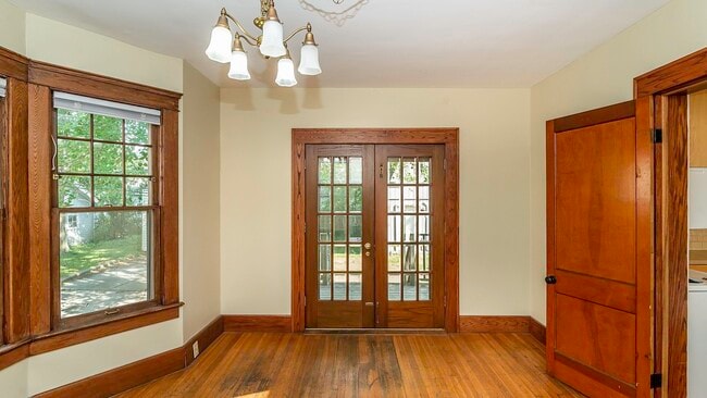 Building Photo - 823 Dewey Ave