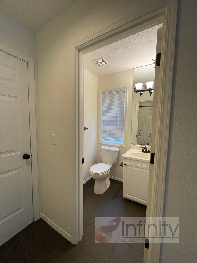 Building Photo - 23984 SW Shady Grove Dr