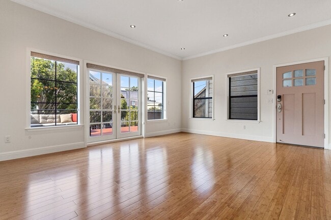 Building Photo - 2 Bed, 2 Bath, 2 Car Parking - Stunning Co...