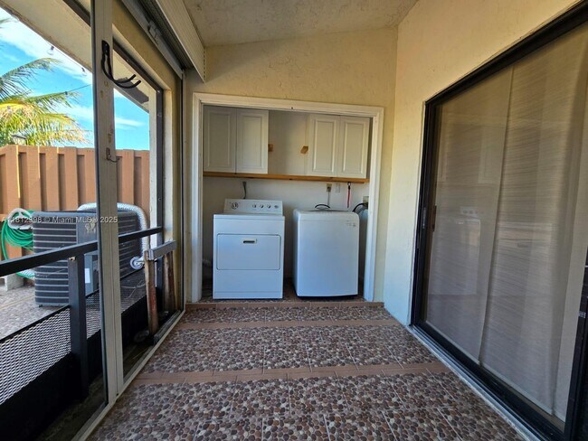 Building Photo - 1120 Parkside Green Dr