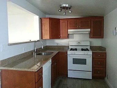 Building Photo - 136 E 21ST ST