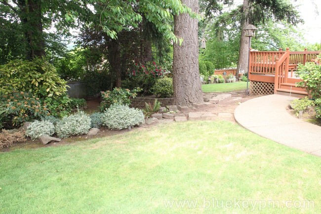 Building Photo - REDUCED $200!!   3-4 Bed, 3 Bath Camas Hom...