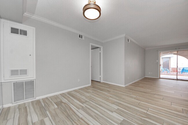 Building Photo - 2744 Briarhurst Dr