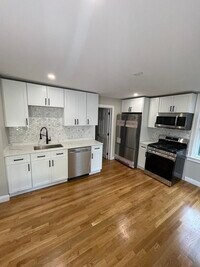 Building Photo - 10 Lynn St