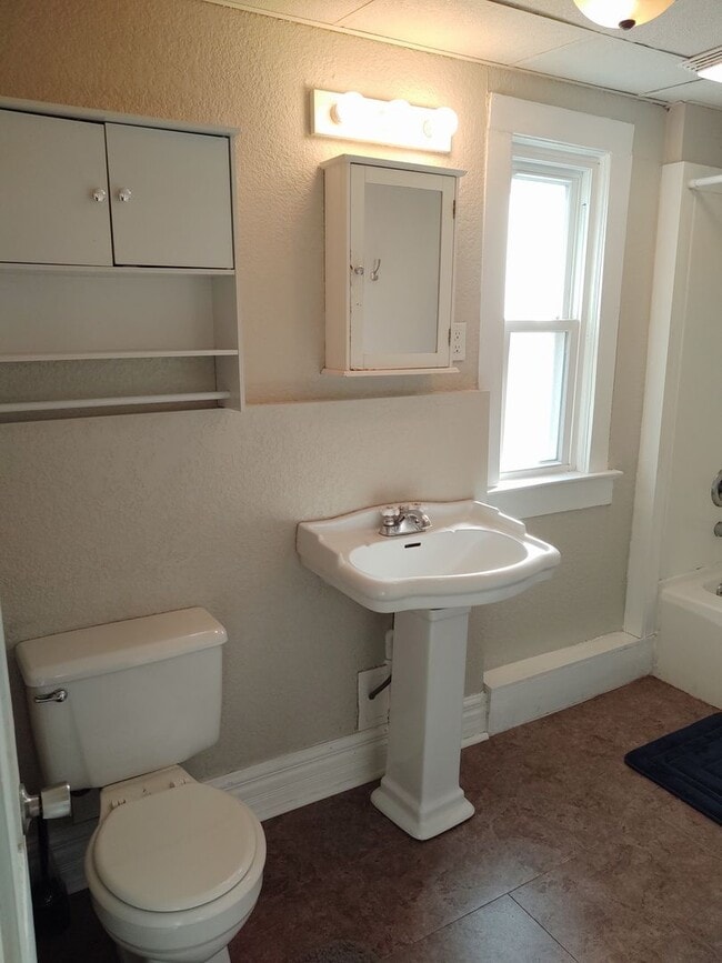 Building Photo - Furnished 3 Bedroom, 1 Bathroom