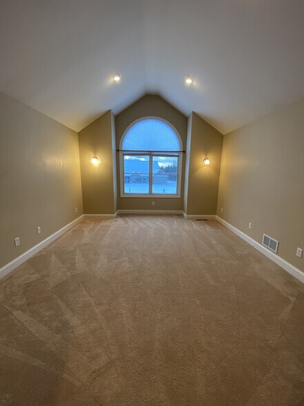 Building Photo - 4698 Brompton Dr