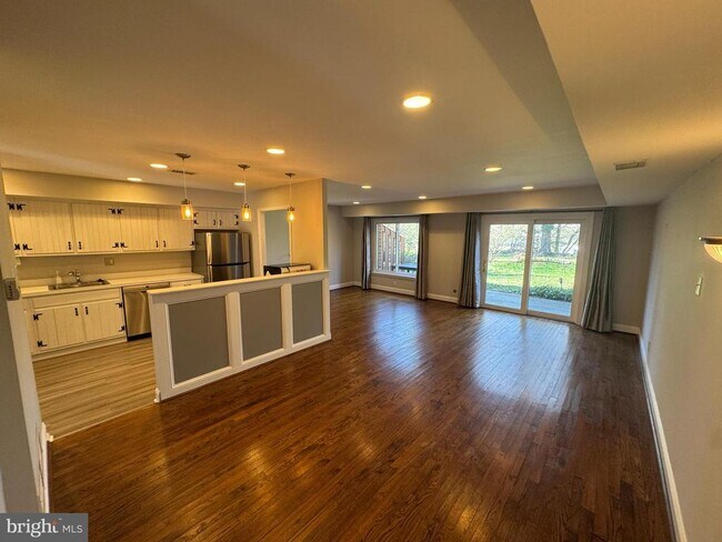 Building Photo - 1002 Worthington Dr