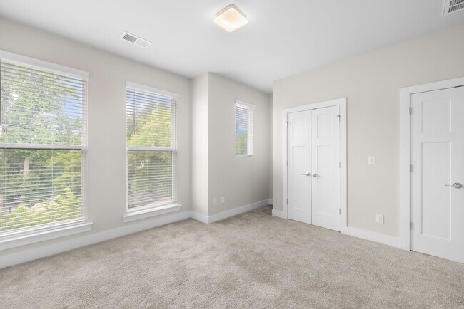 Building Photo - Beautiful Townhome in the Heart of Wesley Heights