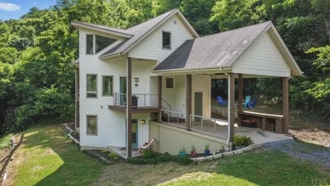 Building Photo - Live the Hobby Farm Dream in Shawsville, VA!
