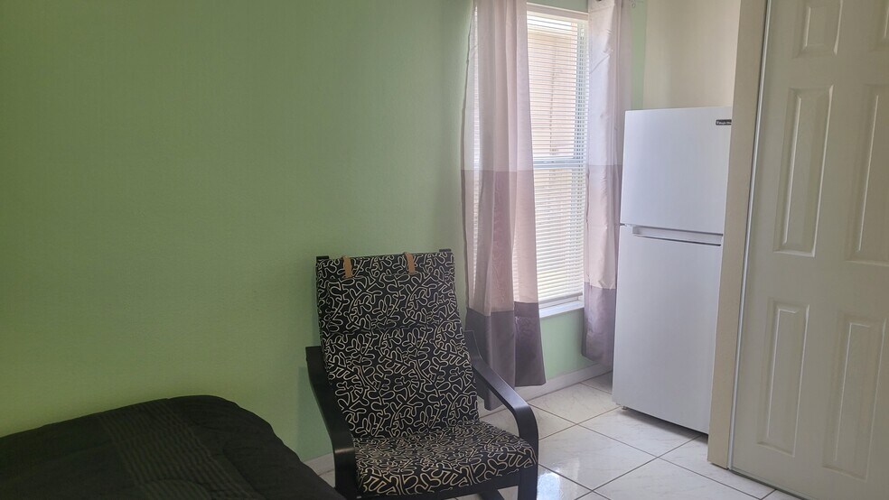 Refrigerator, window - 106 Woodbury Pines Cir