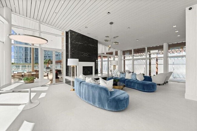 Building Photo - 10 Terminus Luxury 2 Bedroom Condo in Heart of Buckhead