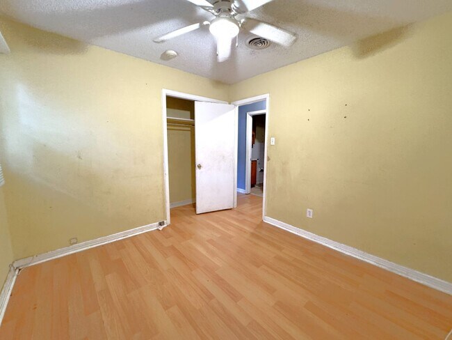 Building Photo - 654 Ynestra Dr