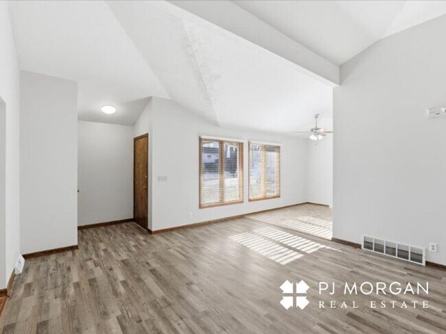 Building Photo - 9524-9526