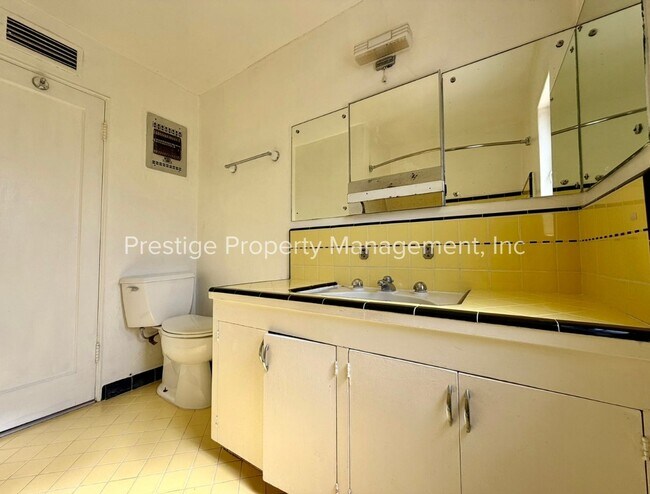 Building Photo - Spacious With Vintage Charm- 2/1 Centrally Located and Waiting For You!