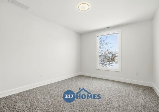 Building Photo - Spacious Four Bedroom Townhome with Main Level Suite in Holy Cross