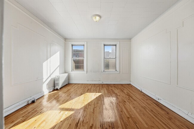 Building Photo - 532 Adams St
