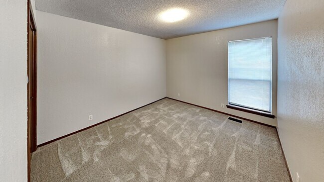 Building Photo - Spacious Townhouse 3 Bedroom 2 Bathroom with Bonus Room