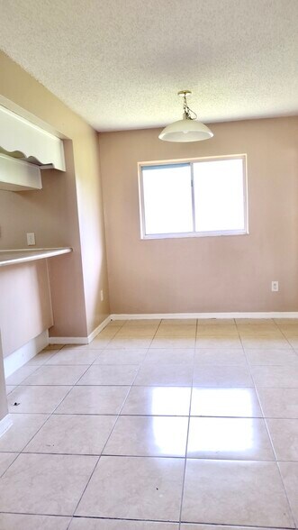 Building Photo - 1348 W Evans Cir